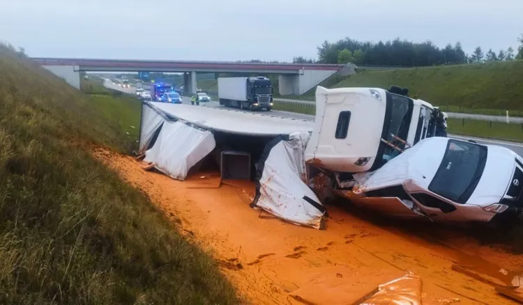Tragedia na A1, autostrada spłynęła pomidorami. Policja apeluje o ostrożność