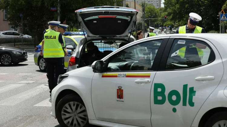 Wypadek podczas przejazdu Uberem lub Boltem. Mało kto wie, kto wypłaca odszkodowanie. Prawnik wyjaśnia