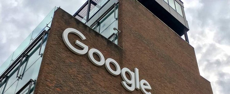Google już dawno zerwał z łatką zwykłej przeglądarki. Teraz postanowił doprowadzić do ruiny potężną branżę