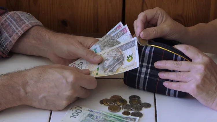 370 zł dla seniorów do końca miesiąca. ZUS wyśle pieniądze bez składania wniosku