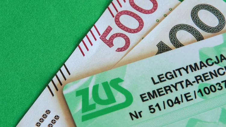 Legitymacja emeryta i rencisty to nie tylko zniżki. Te 3 szczególne przywileje mogą zaskoczyć