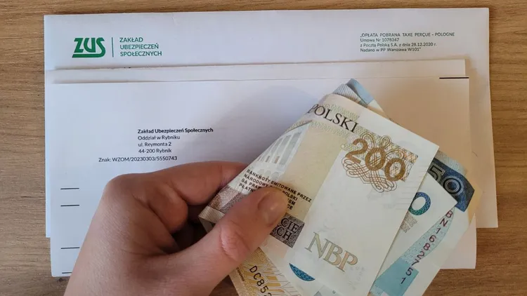 ZUS wypłaci dodatkowe 300 zł. Nabór wniosków ruszy już 1 lipca