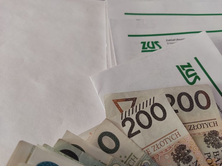 Ruszyły wypłaty trzynastek. Harmonogram ZUS już dostępny