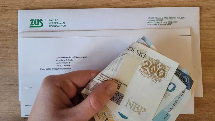 ZUS wypłaci 500 plus dla seniora. Takie warunki trzeba spełnić