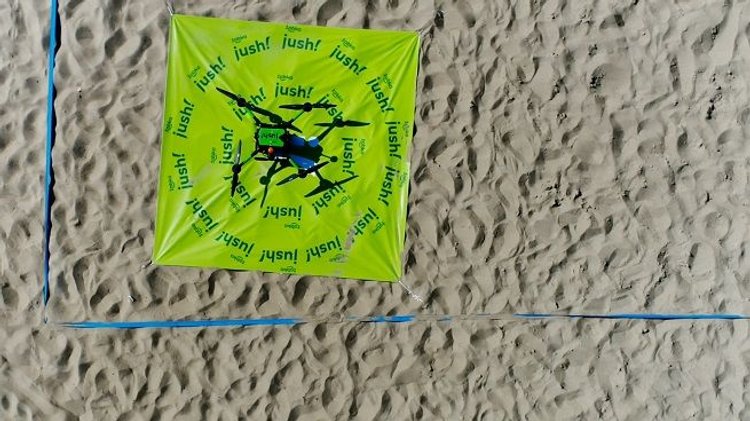 Pierwszy taki projekt w Polsce. Dron dostarczył zamówienie na plażę