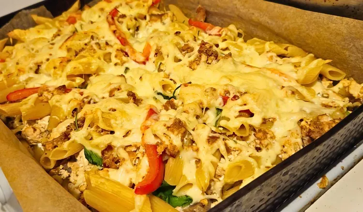 To moja ulubiona zapiekanka, robię ją z makaronu i kilku dodatków. Ten obiad starcza na kilka dni