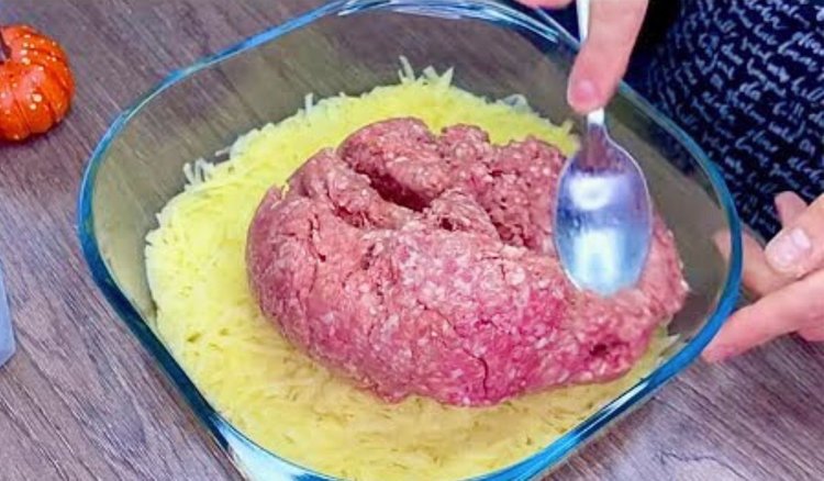 Zetrzyj ziemniaki i rozsmaruj na nich mięso mielone. W moim domu wszyscy uwielbiają to danie