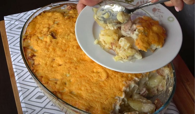 Biorę ziemniaki, kiełbasę, pieczarki i robię z nich cudowny obiad. Jest pyszny i starcza nawet na 2 dni