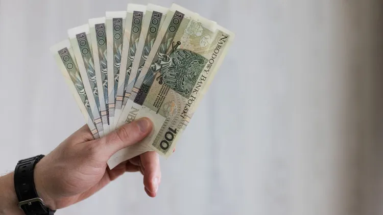 Tyle wynosi zasiłek dla bezrobotnych w 2025 roku. Tym Polakom przysługuje, trzeba spełnić warunki