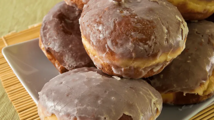 Pączki na Tłusty Czwartek za 5 groszy w Lidlu i Biedronce. Jest jednak haczyk