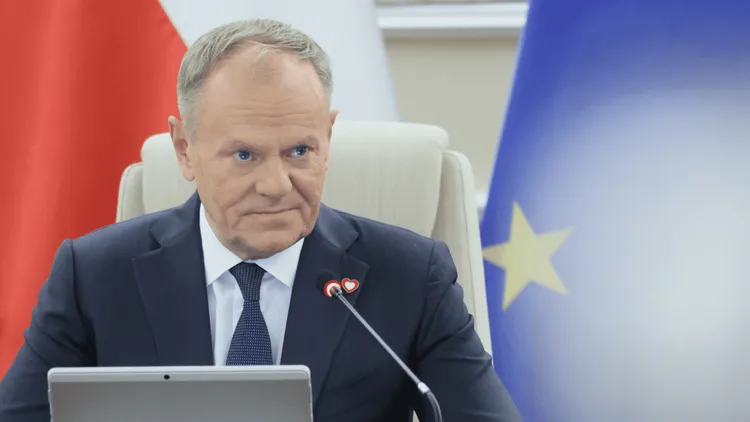 Burza w sieci przez druk rządowego poradnika. 16 mln zł ponad budżet, wraca temat Tuska