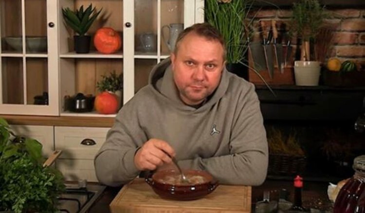 Strzelczyk przygotował śląski specjał. Podczas degustacji miał nietęgą minę. Ogromne rozczarowanie