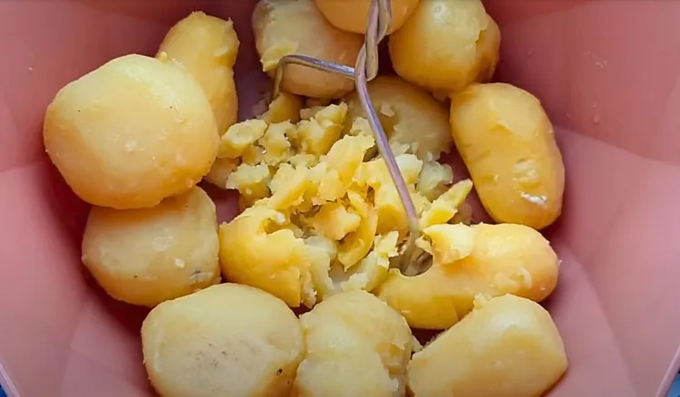 Gotuję ziemniaki, ubijam i dodaję kilka składników. To mój ulubiony przepis na placki