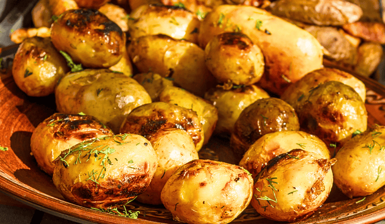 Wsyp ziemniaki do rękawa i zalej uwielbianym produktem. Takiego przysmaku nie zjesz w restauracji