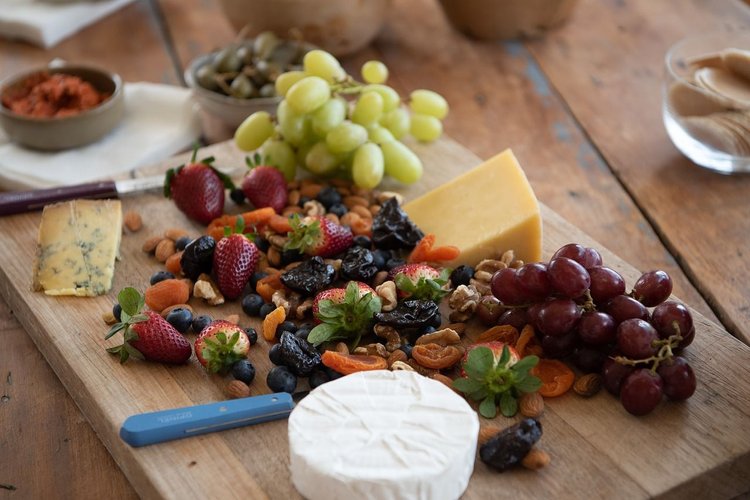 Koreczki crostini z serem brie, orzechami i winogronami