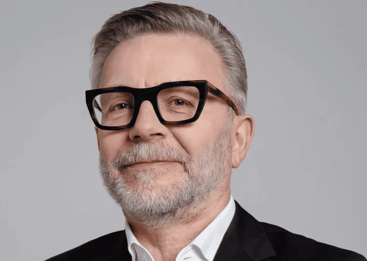 Raen stawia kolejny krok w stronę niezależności energetycznej: umowa JV z Grupo Cobra na budowę farmy fotowoltaicznej o mocy ponad 150 MW