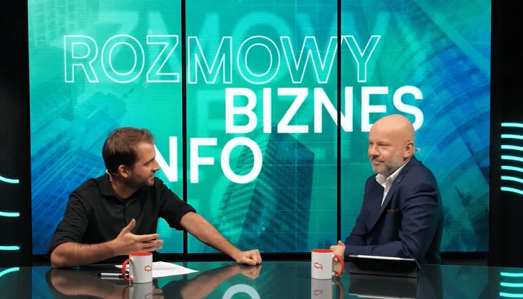 Bankowość w kieszeni staje się faktem. Polacy masowo przesiadają się na smartfony, a sztuczna inteligencja już niedługo zaplanuje im wakacje