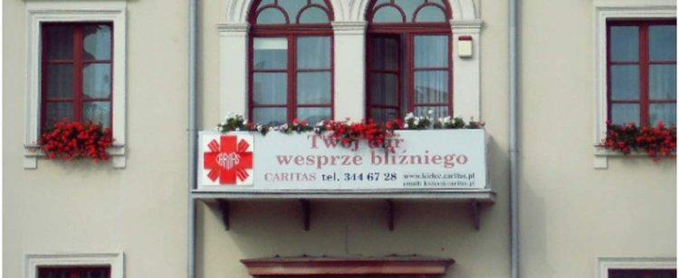 Ile zarabia dyrektor Caritasu? Gra rozgrywa się o wielkie pieniądze