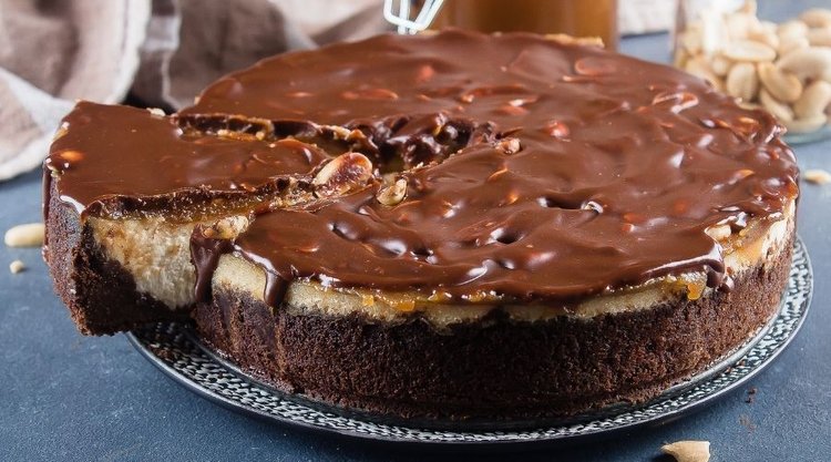 Deser nad deserami - obłędnie czekoladowy i orzechowy sernik Snickers