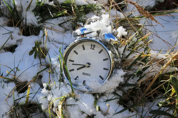 Kiedy koniec ze zmianą czasu? Resort wskazał terminy