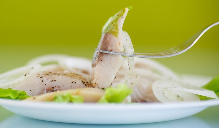 Pyszne śledzie w octowej zalewie. Prosta i smaczna przekąska