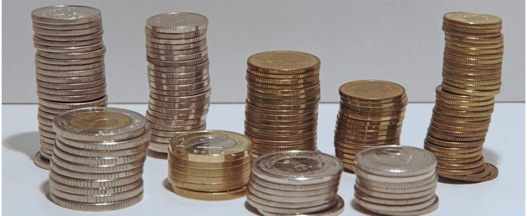 Kurs złotego coraz słabszy. Polski pieniądz traci do najważniejszych walut