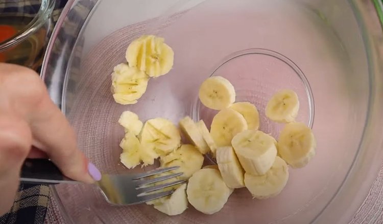Rozgniatam banana widelcem i dodaję 3 składniki. Po 20 minutach cieszę się pożywnym śniadaniem