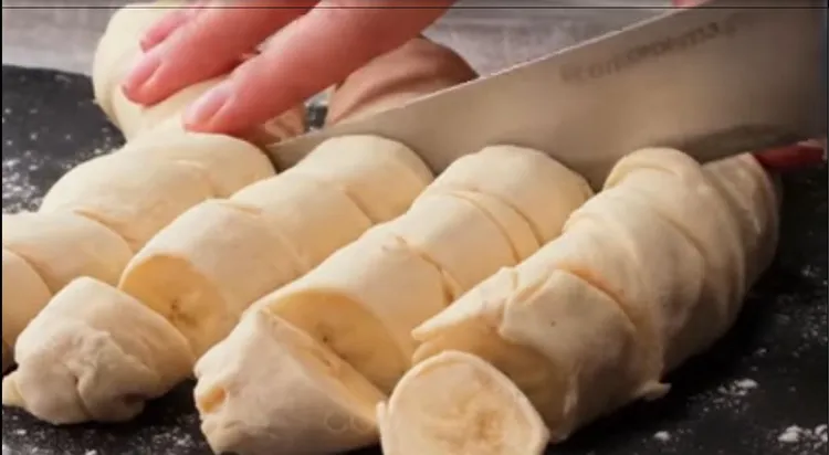 Zawijam banany w ciasto francuskie i wrzucam na patelnię. Ten deser to hit