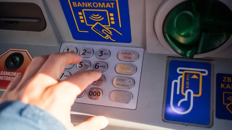 Pułapka w bankomacie. Jeśli zauważysz ten element, odejdź natychmiast. W moment wyzerują ci konto