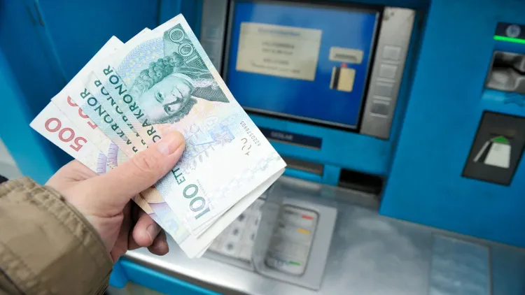 Bank centralny przestrzega przed kryzysem. Przez lata odradzali gotówkę, teraz wzywają do wypłat