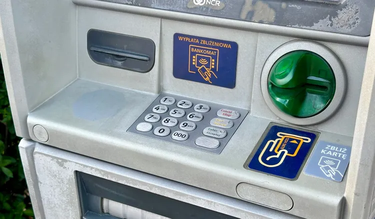 Lepiej nie rób tego, gdy wypłacasz z bankomatu. Można stracić pieniądze