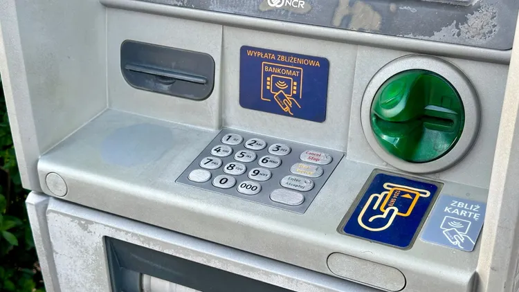 Weekendowe przerwy w bankach. Lepiej wypłacić gotówkę