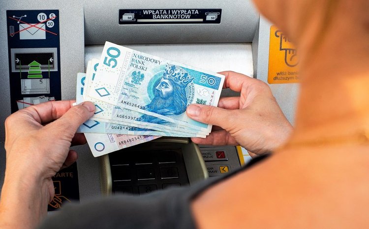 Gigantyczna grupa Polaków próbowała oszukać banki na ponad 100 mln zł. Liczyła kilka tysięcy osób
