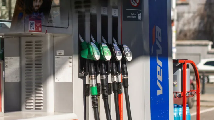 Na tych stacjach kierowcy za paliwo zapłacą mniej. To prawdziwa ulga dla portfela 