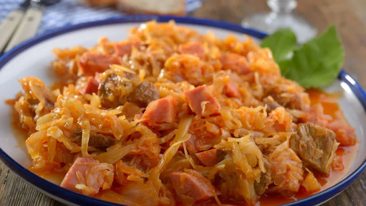 Pilny komunikat od GIS. Wycofują popularny bigos ze sklepów, ryzyko dla klientów