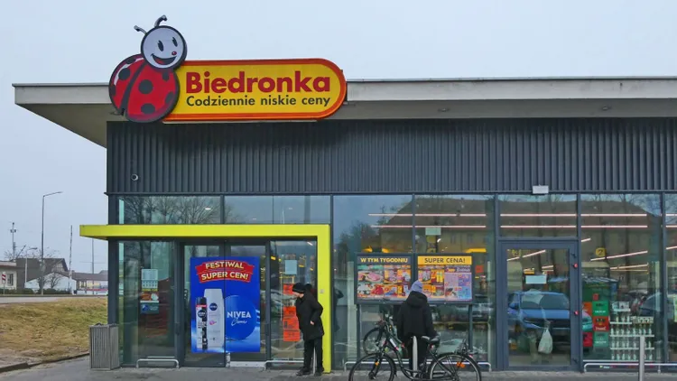 W Biedronce zaczęło się po weekendzie. Owoce i warzywa ponad 65% taniej, w ofercie prezenty na Dzień Nauczyciela