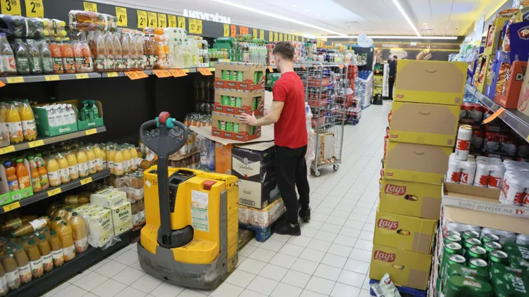 Specjalna rekrutacja w Biedronce. Na start nawet 8 tys. zł pensji i do obsadzenia 500 wolnych etatów