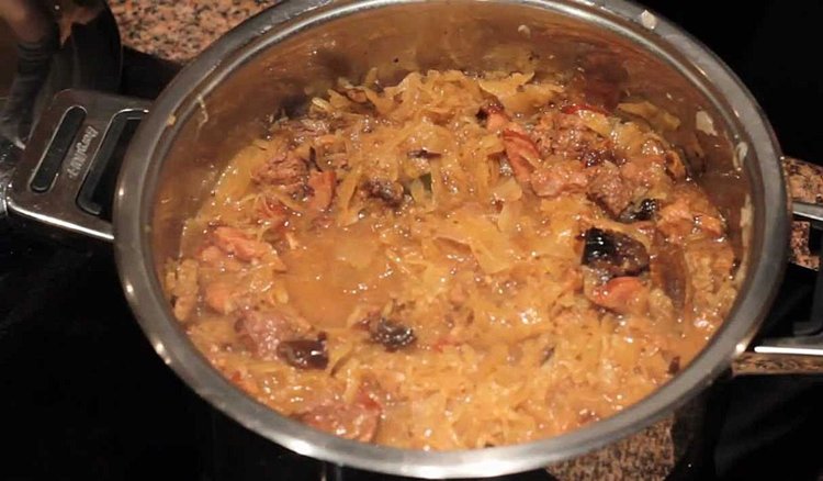 Od lat przyrządzam na święta ten aromatyczny bigos. Ile bym nie zrobiła, zawsze znika cały