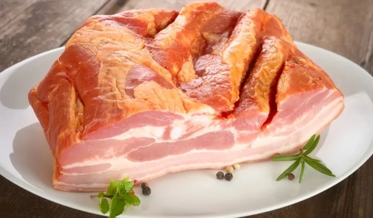 Domowe smarowidło ze słoniny i boczku. Masa tłuszczu i kalorii, ale smak jak u babci na wsi