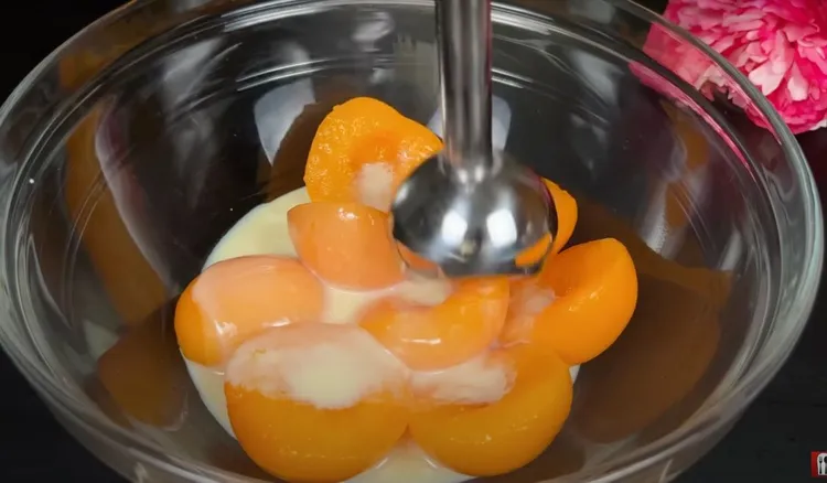 Wylewam mleko z dodatkami na brzoskwinie i po chwili mam smakowity deser