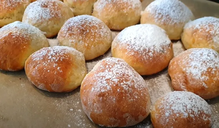 Lubię wstać chwilę wcześniej by upiec je na śniadanie. Twarogowe bułeczki bez drożdży to prawdziwy hit