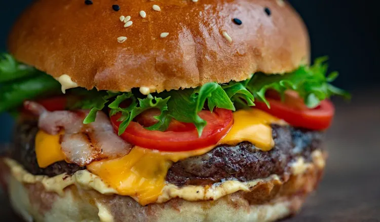Dziś swoje święto ma kultowa kanapka. 28 maja obchodzimy Światowy Dzień Hamburgera