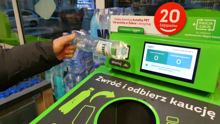 Wrzucisz te opakowania do recyklomatu i nic z tego. O pieniądzach z kaucji możesz zapomnieć