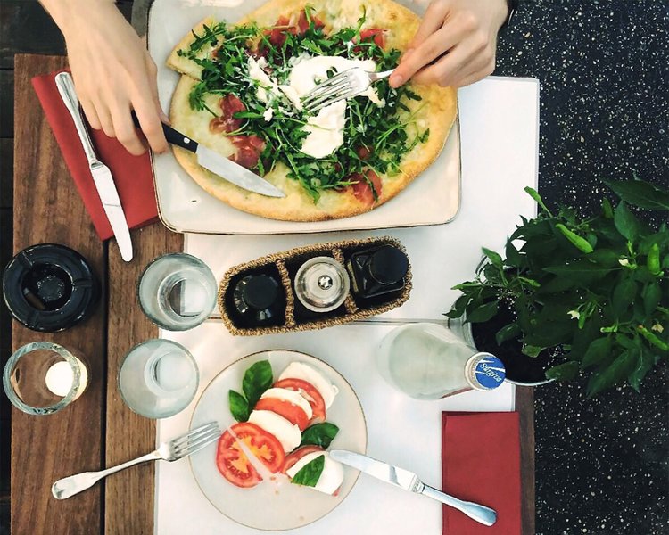 Przepis na oryginalna włoską pizzę Caprese