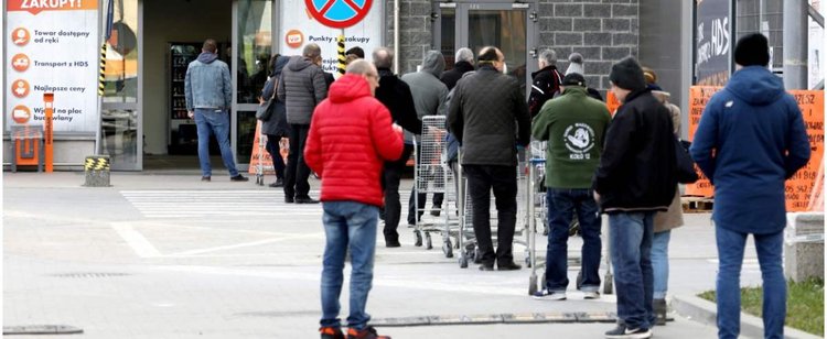 Jest szansa, że do sklepu po prostu nie wejdziesz. Nowe limity klientów doprowadzą do ogromnych kolejek