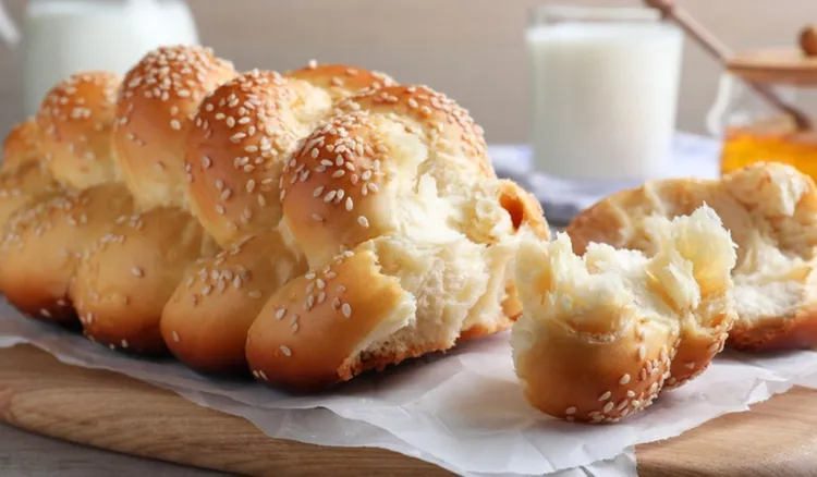 Czerstwą chałkę łączę z dodatkami i wstawiam do piekarnika. Śniadanie na medal