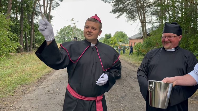 Mieli dość czekania, sami utwardzili drogę. Jej otwarcie uczcili udając proboszcza i biskupa