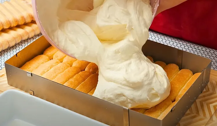 Ułóż biszkopty w foremce i przykryj tą puszystą masą. To moje ulubione ciasto bez pieczenia