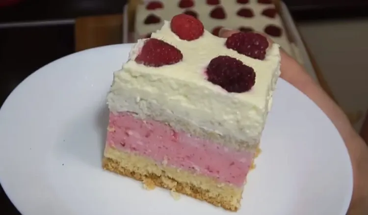To ciasto z kremem malinowym jest tak pyszne, że w domu nie możemy przestać go jeść