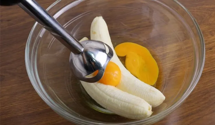Wbij jajka do miski i zmiksuj je z bananami. Nie uwierzysz co z tego powstanie